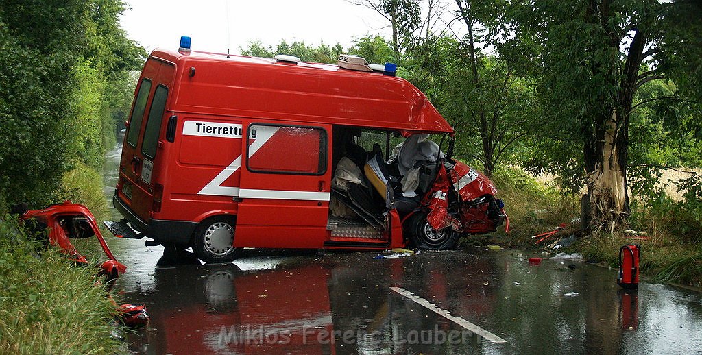 Schwerer VU TTW 8 Koeln Ostheim Alter Deutzer Postweg P242.JPG